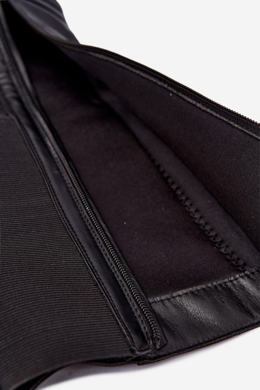 Botas negras aisladas hasta la rodilla con tacones y correas Abriselle
