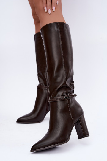 Botas aisladas hasta la rodilla con tacones y correas en color chocolate Abriselle