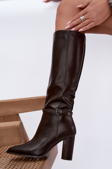 Botas aisladas hasta la rodilla con tacones y correas en color chocolate Abriselle 2