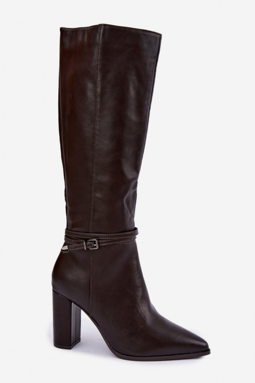 Botas aisladas hasta la rodilla con tacones y correas en color chocolate Abriselle