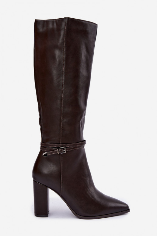Botas aisladas hasta la rodilla con tacones y correas en color chocolate Abriselle