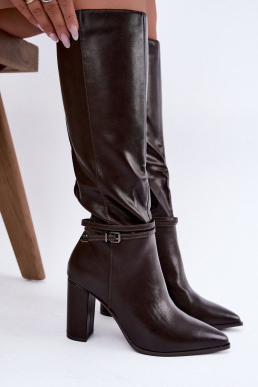 Botas aisladas hasta la rodilla con tacones y correas en color chocolate Abriselle