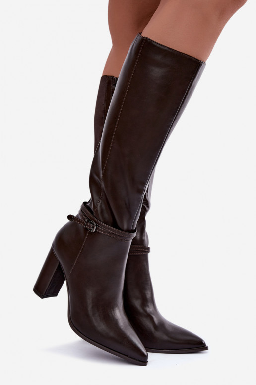 Botas aisladas hasta la rodilla con tacones y correas en color chocolate Abriselle