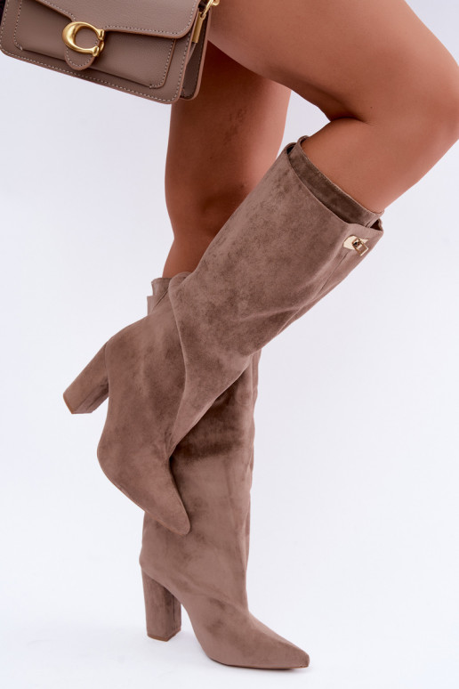 Botas aisladas de ante sintético color arena con doble caña Luminelle