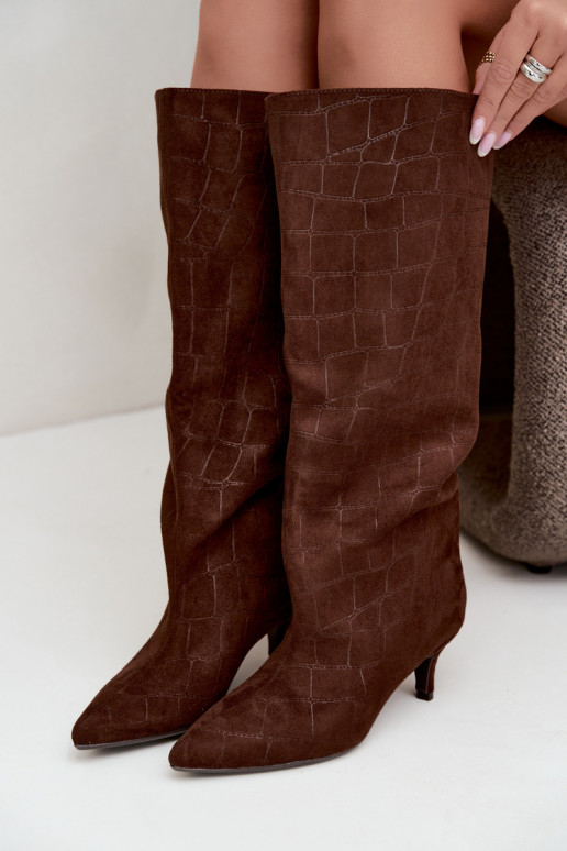 Botas marrones de caña alta con detalles grabados y tacones Cazelle