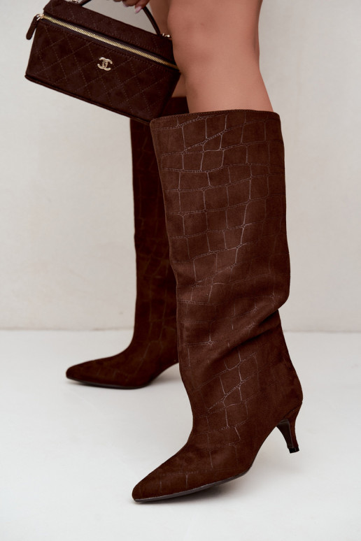 Botas marrones de caña alta con detalles grabados y tacones Cazelle