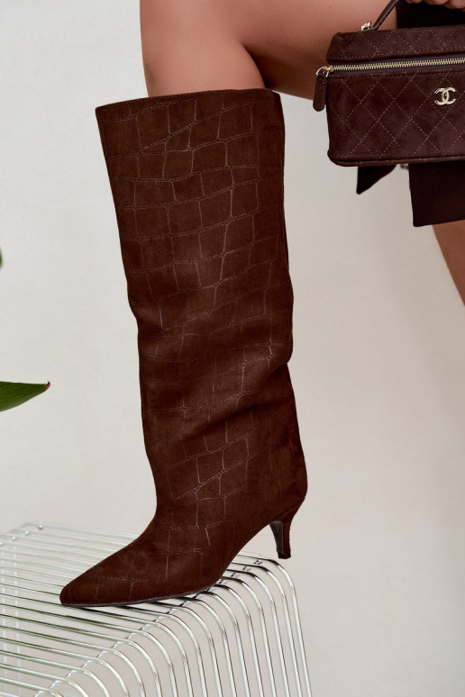 Botas marrones de caña alta con detalles grabados y tacones Cazelle