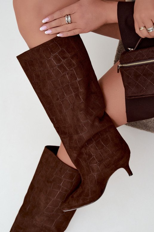 Botas marrones de caña alta con detalles grabados y tacones Cazelle
