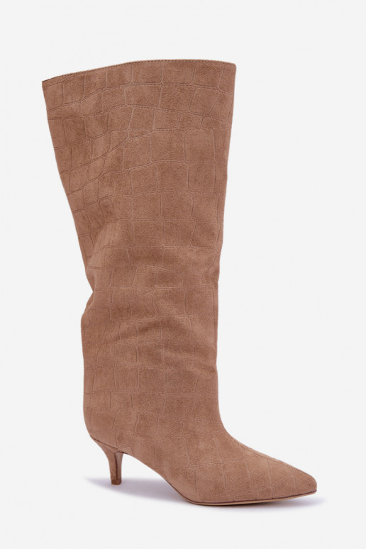 Botas beiges de caña alta con detalles grabados y tacones Cazelle