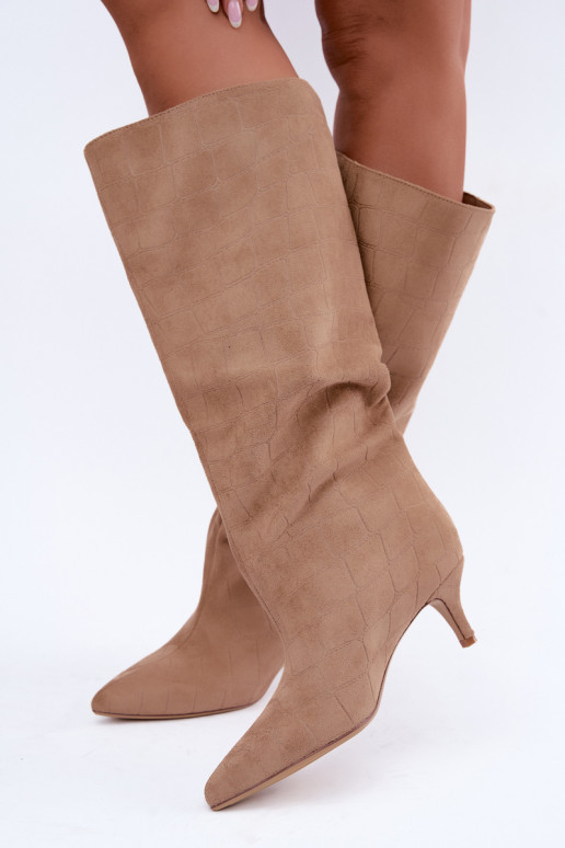 Botas beiges de caña alta con detalles grabados y tacones Cazelle
