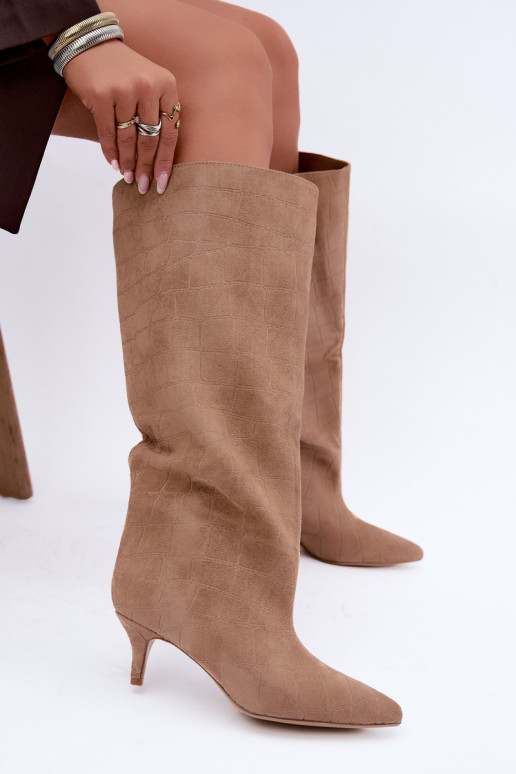 Botas beiges de caña alta con detalles grabados y tacones Cazelle