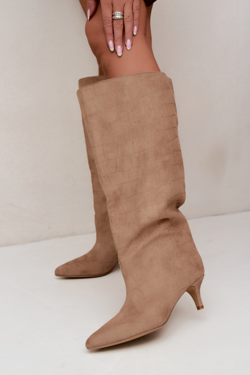 Botas beiges de caña alta con detalles grabados y tacones Cazelle