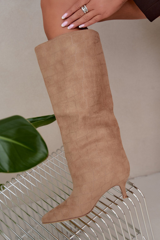 Botas beiges de caña alta con detalles grabados y tacones Cazelle