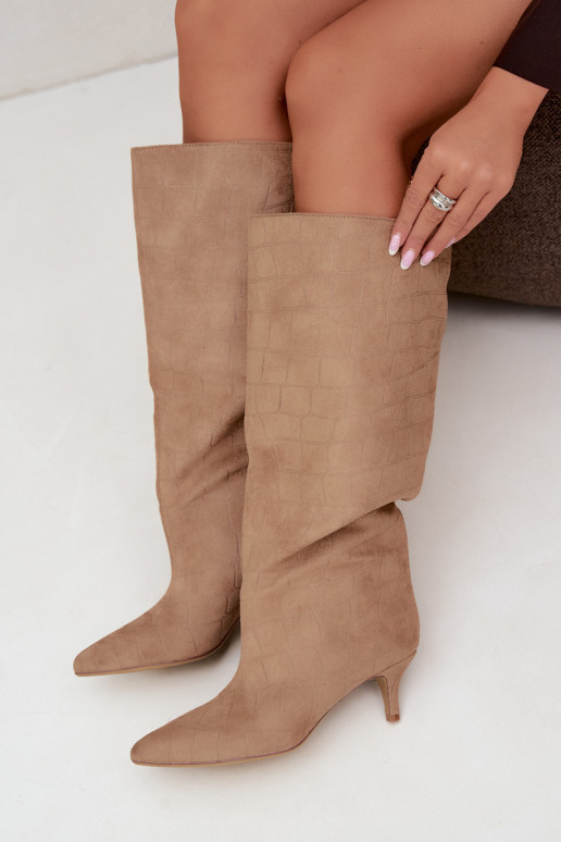 Botas beiges de caña alta con detalles grabados y tacones Cazelle