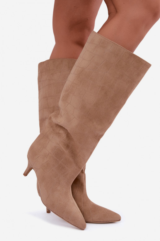 Botas beiges de caña alta con detalles grabados y tacones Cazelle