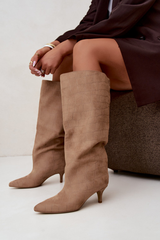 Botas beiges de caña alta con detalles grabados y tacones Cazelle