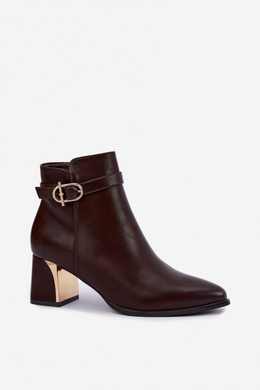 Botines de mujer con correas decorativas y hebillas en color chocolate Kordelia