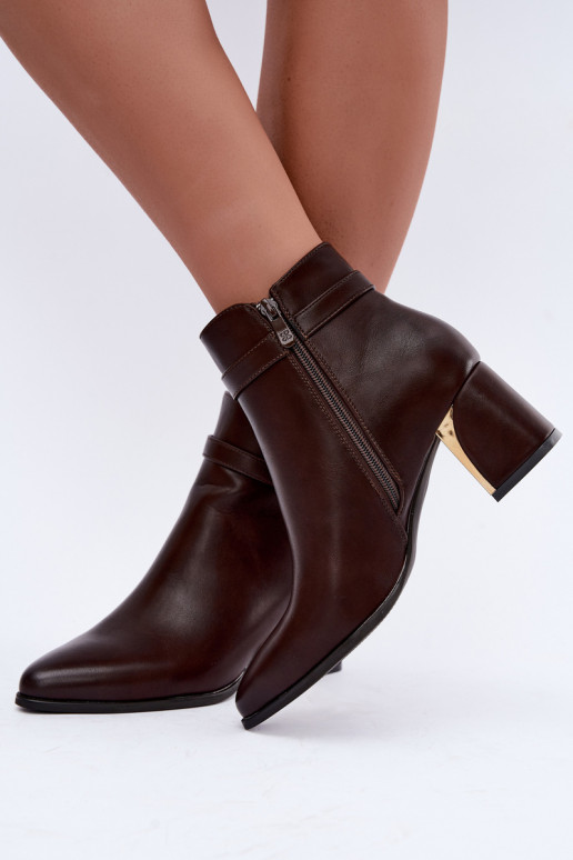 Botines de mujer con correas decorativas y hebillas en color chocolate Kordelia