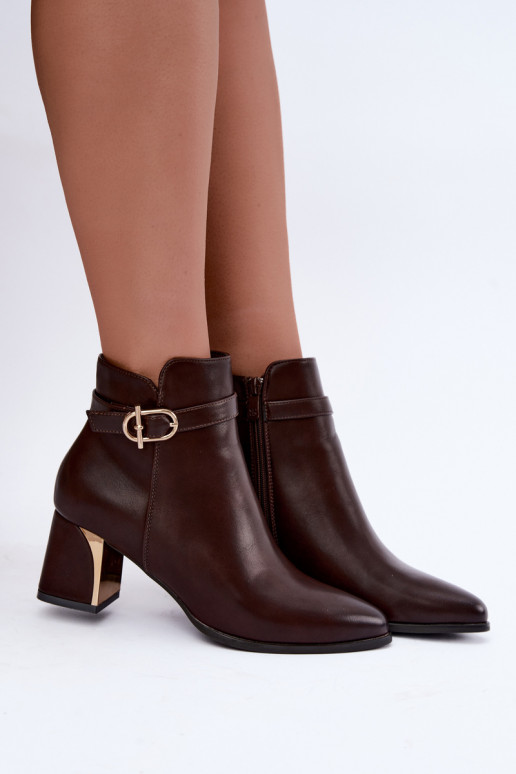 Botines de mujer con correas decorativas y hebillas en color chocolate Kordelia