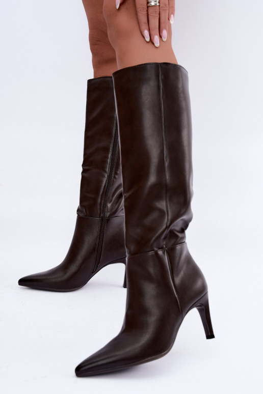Botas altas calentitas con volantes y tacones en color chocolate Rodeline
