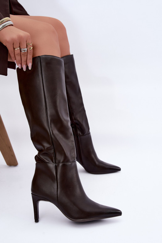Botas altas calentitas con volantes y tacones en color chocolate Rodeline