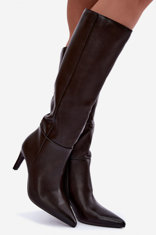 Botas altas calentitas con volantes y tacones en color chocolate Rodeline