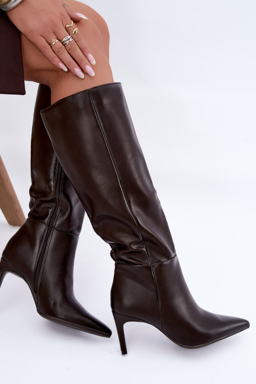 Botas altas calentitas con volantes y tacones en color chocolate Rodeline