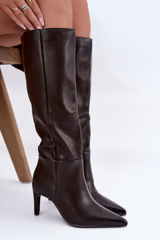 Botas altas calentitas con volantes y tacones en color chocolate Rodeline