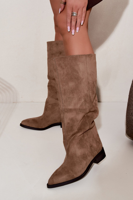 Botas altas sin cierre con tacones anchos en color arena Cadorine
