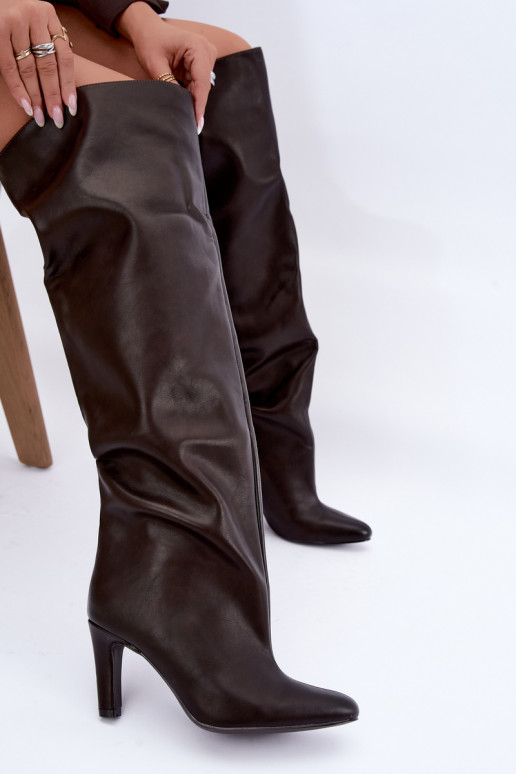 Botas altas sin cierre para mujer con tacones puntiagudos sobre la rodilla en color chocolate Emorine