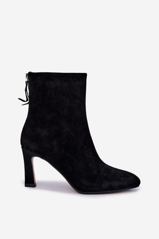 Botas de ante negras aisladas con tacones Vinceza 67024
