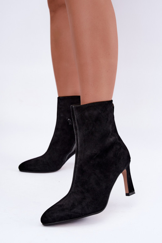 Botas de ante negras aisladas con tacones Vinceza 67024