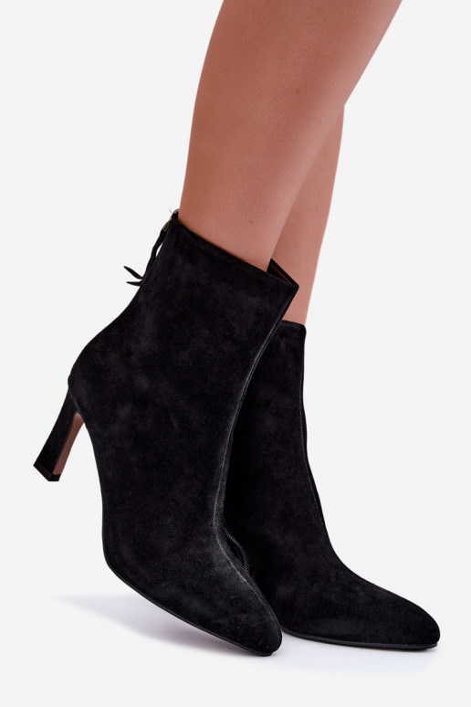 Botas de ante negras aisladas con tacones Vinceza 67024