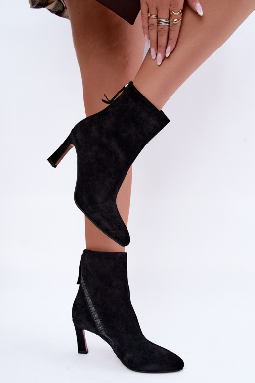 Botas de ante negras aisladas con tacones Vinceza 67024