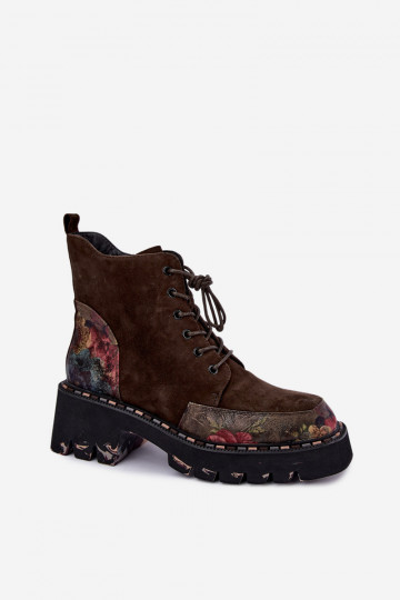 Botas de ante marrones aisladas con cordones y motivos florales Artiker 59C0250