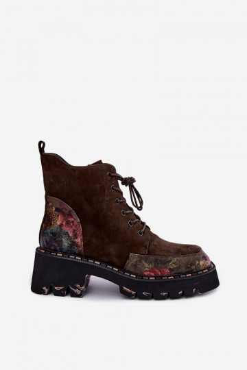 Botas de ante marrones aisladas con cordones y motivos florales Artiker 59C0250 2