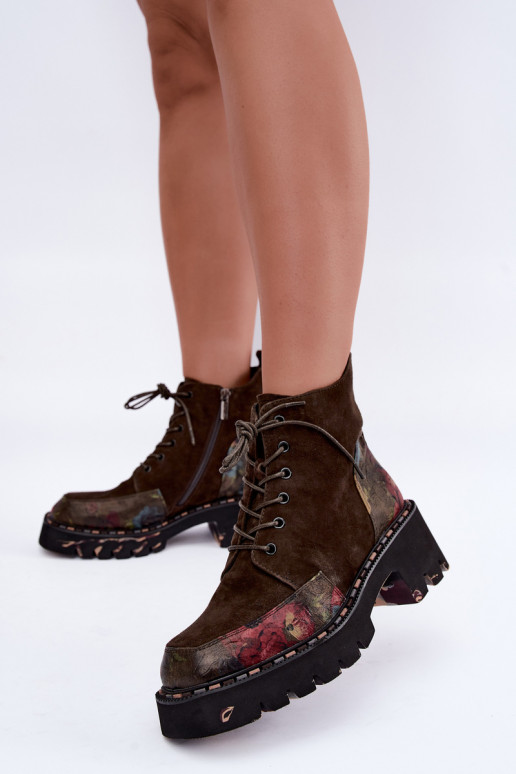 Botas de ante marrones aisladas con cordones y motivos florales Artiker 59C0250