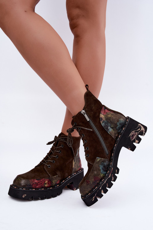 Botas de ante marrones aisladas con cordones y motivos florales Artiker 59C0250