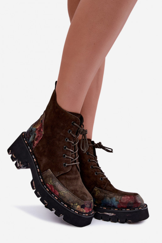 Botas de ante marrones aisladas con cordones y motivos florales Artiker 59C0250