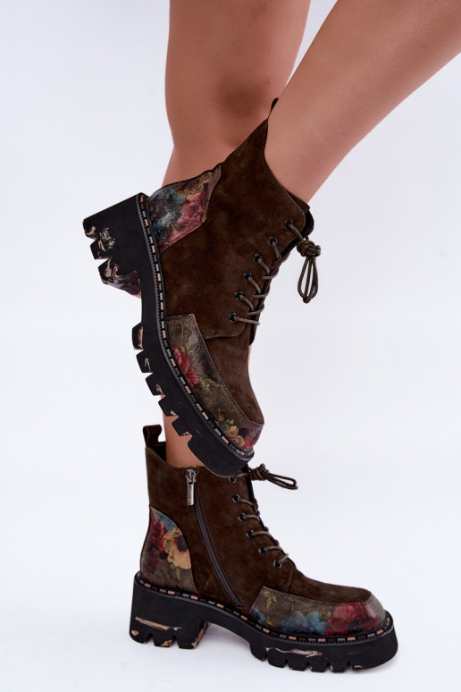 Botas de ante marrones aisladas con cordones y motivos florales Artiker 59C0250