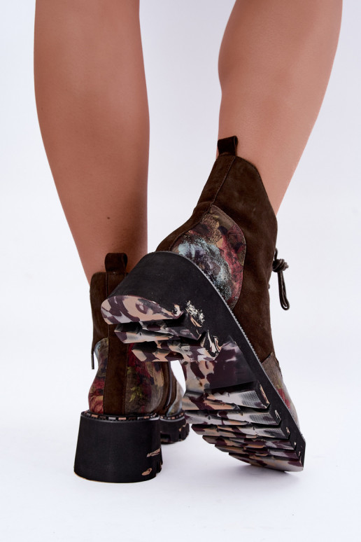 Botas de ante marrones aisladas con cordones y motivos florales Artiker 59C0250