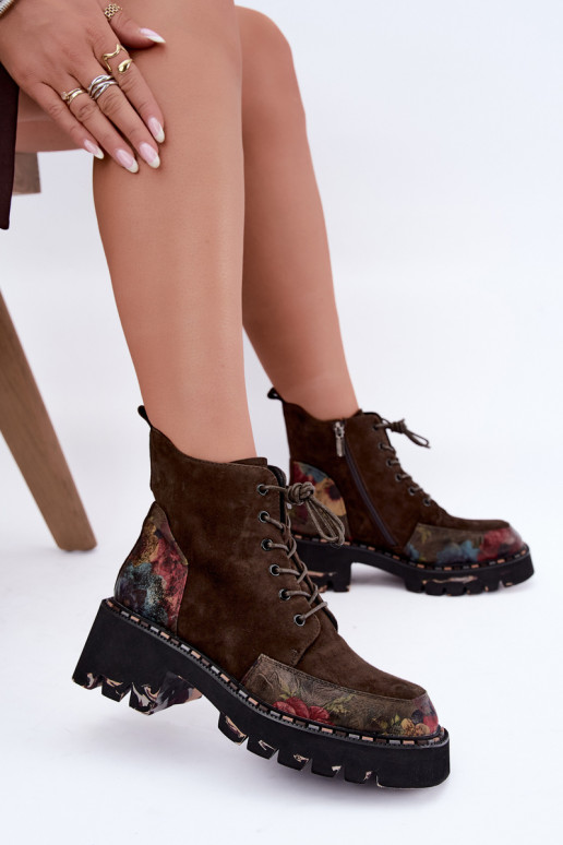 Botas de ante marrones aisladas con cordones y motivos florales Artiker 59C0250