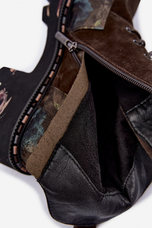 Botas de ante marrones aisladas con cordones y motivos florales Artiker 59C0250