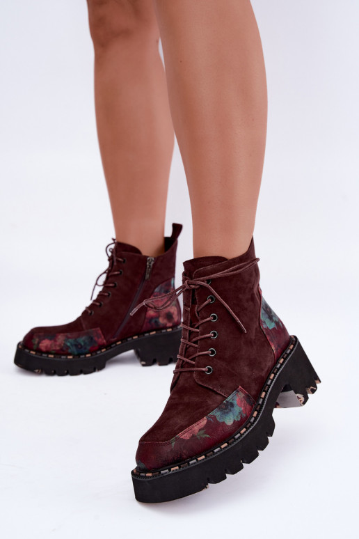 Botas de ante burdeos aisladas con cordones y motivos florales Artiker 59C0248