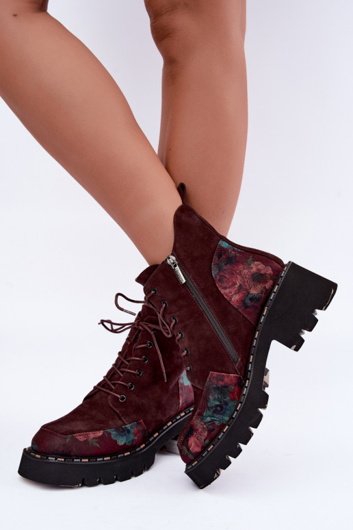 Botas de ante burdeos aisladas con cordones y motivos florales Artiker 59C0248