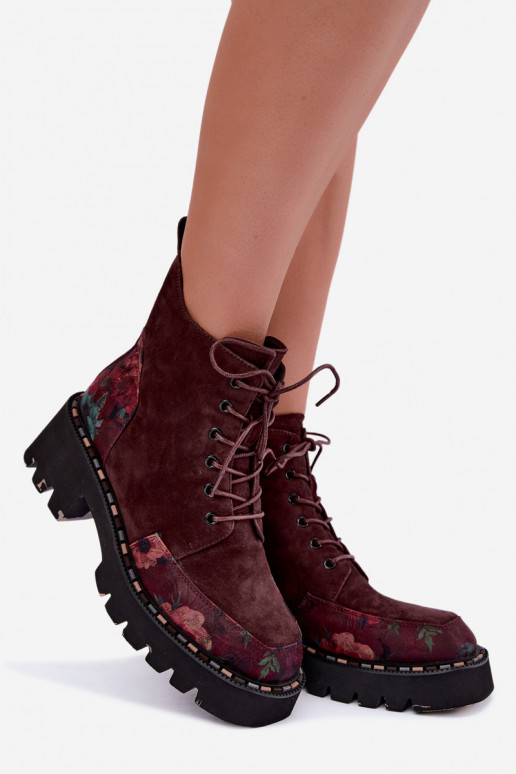 Botas de ante burdeos aisladas con cordones y motivos florales Artiker 59C0248