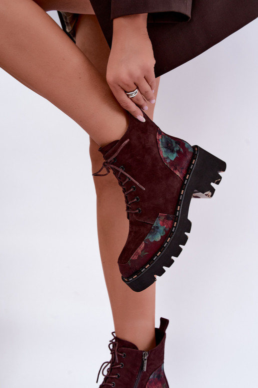 Botas de ante burdeos aisladas con cordones y motivos florales Artiker 59C0248