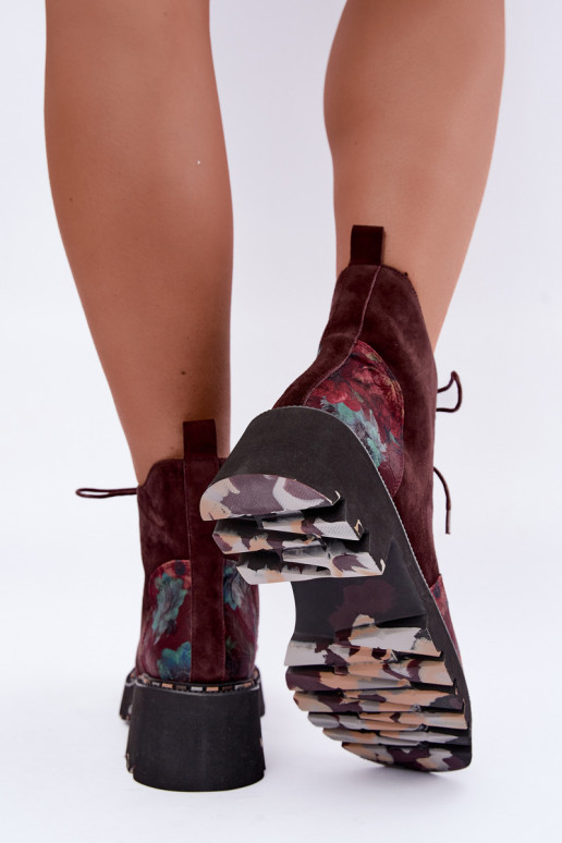 Botas de ante burdeos aisladas con cordones y motivos florales Artiker 59C0248