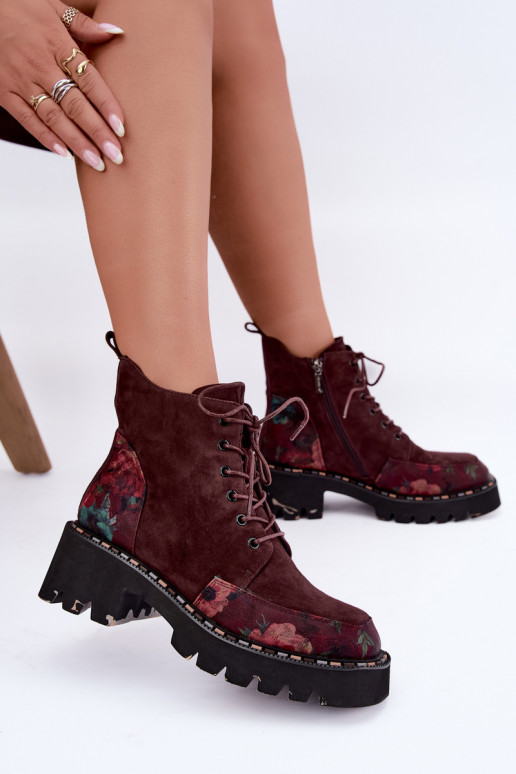 Botas de ante burdeos aisladas con cordones y motivos florales Artiker 59C0248