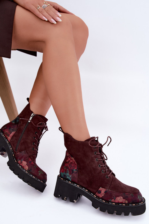 Botas de ante burdeos aisladas con cordones y motivos florales Artiker 59C0248